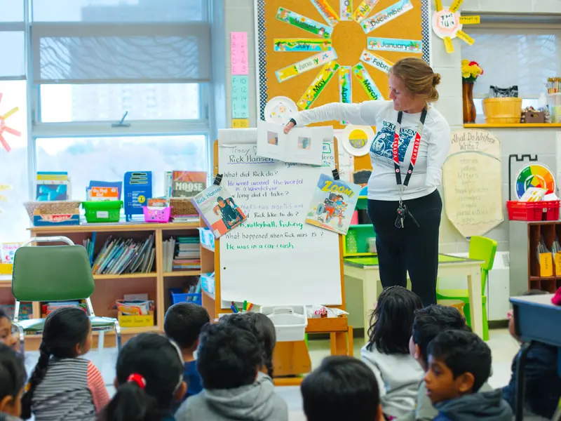 Rick Hansen Ambassador teaching elementary students 