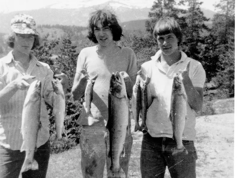 Peu de temps avant l’accident qui a causé sa lésion médullaire, Rick Hansen montre les fruits de sa pêche avec ses amis Randy Brink et Don Alder.